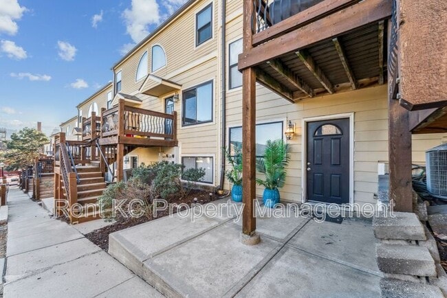 Building Photo - 530 W 10th St