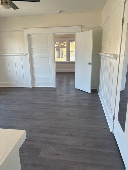 Building Photo - 402 E 43rd Pl