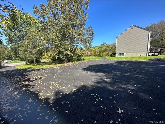 Building Photo - 2 Bel Air Dr