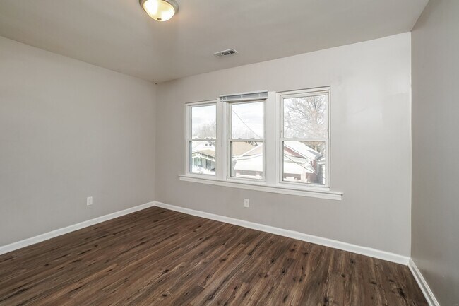 Building Photo - 810 Sutcliffe Ave