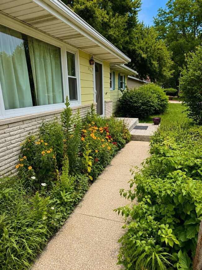 Building Photo - 6504 Schneider Pl