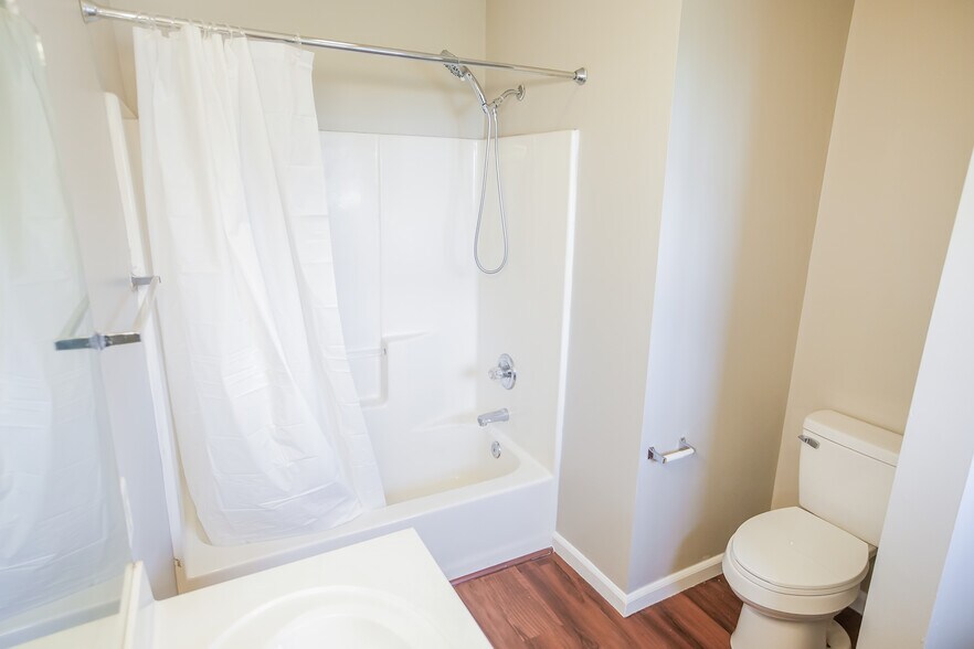 Primary ensuite bath - 3713 S Cramer Cir