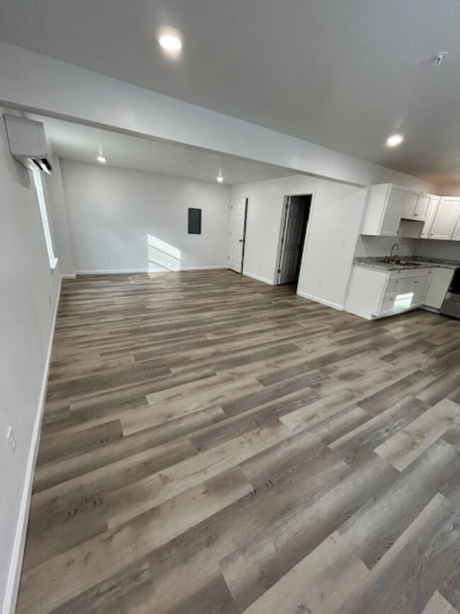Building Photo - Super Cute Studio