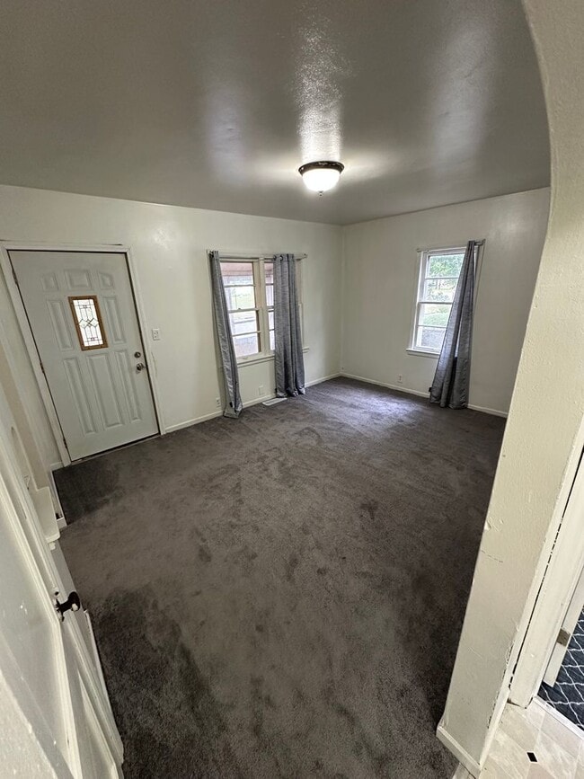 Building Photo - 2 bedroom 1 bath home with central air