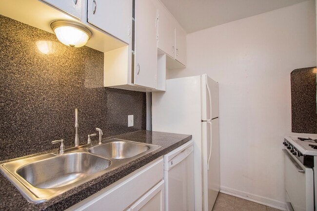 Building Photo - Courtyards at Braes Manor