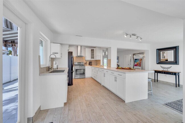 Building Photo - 1300 Mango Isle