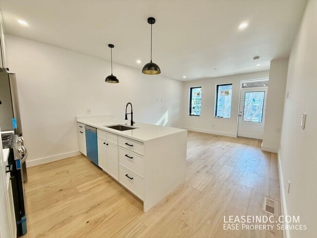 Building Photo - 1812 Independence Ave SE