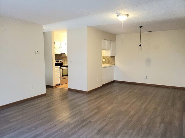 Building Photo - Fabulous 2 bed 2 bath Sunderland Heights C...