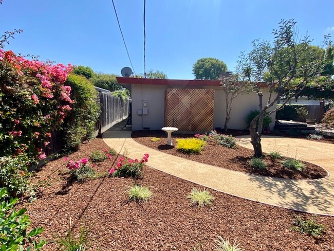 Building Photo - South Salinas 3BR/ 2BA Charmer!