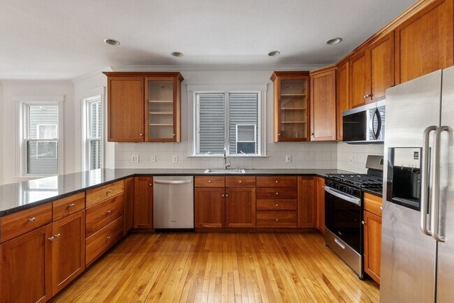 Building Photo - 114 Trowbridge St