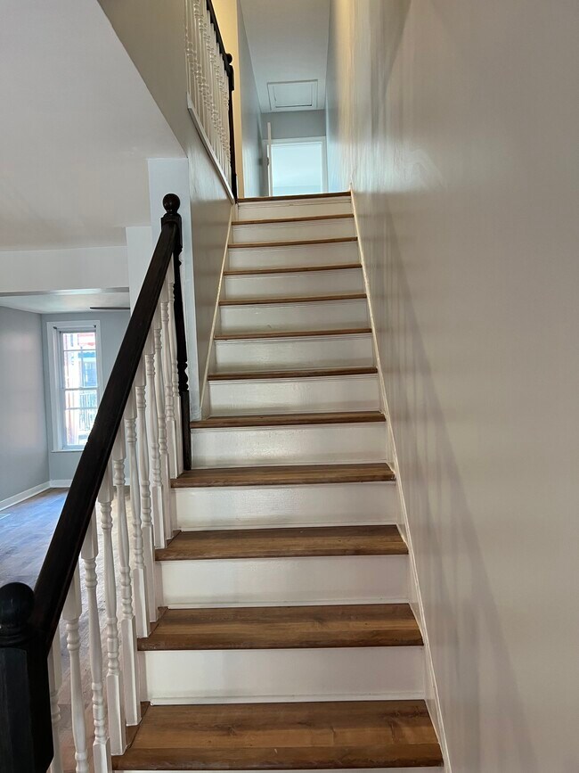 Building Photo - 1405 W 37th St