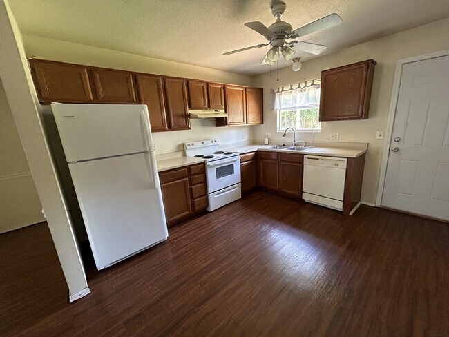 Building Photo - 481 Village Ln