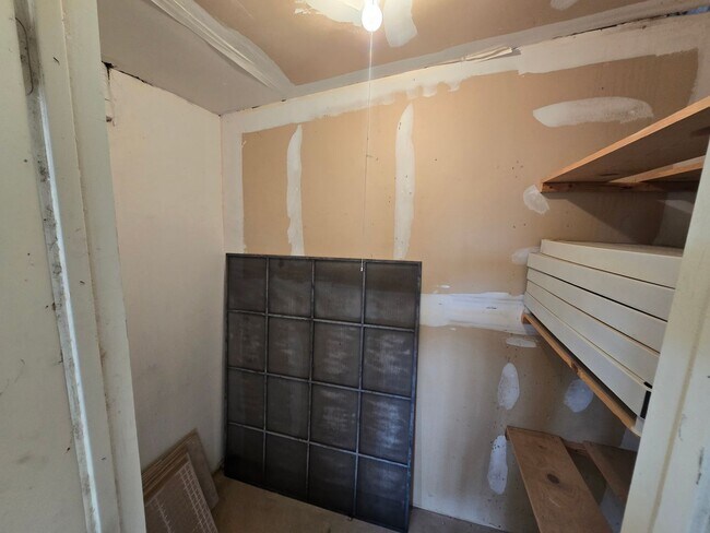 Building Photo - 1120 N Val Vista Dr