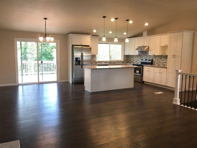 Building Photo - Beautifully remodeled 2 Story SFH 4 BD 2.5...