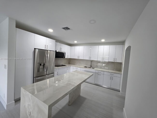Building Photo - 566 W 41st Pl