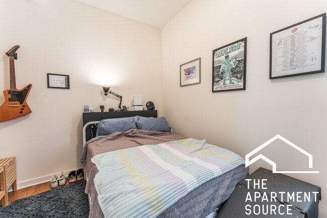 Building Photo - 2146 W Chicago Ave