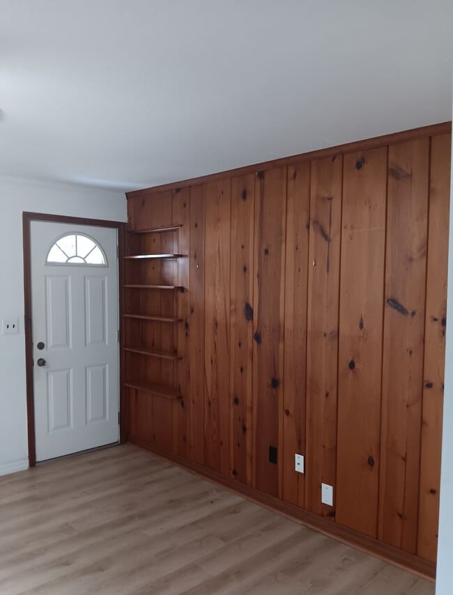Building Photo - Annual 2 Bedroom + Den / 2 Bath Home – Sar...