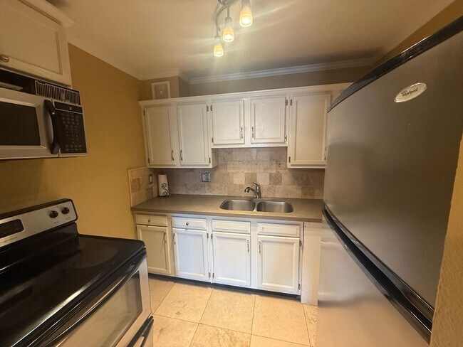 Building Photo - 405 Dunwoody St