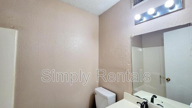 Building Photo - 400 Bill Bradford Rd