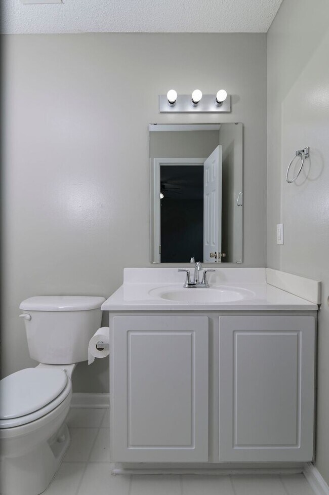 Building Photo - Freshly Updated 3 bedroom Home with New Ro...