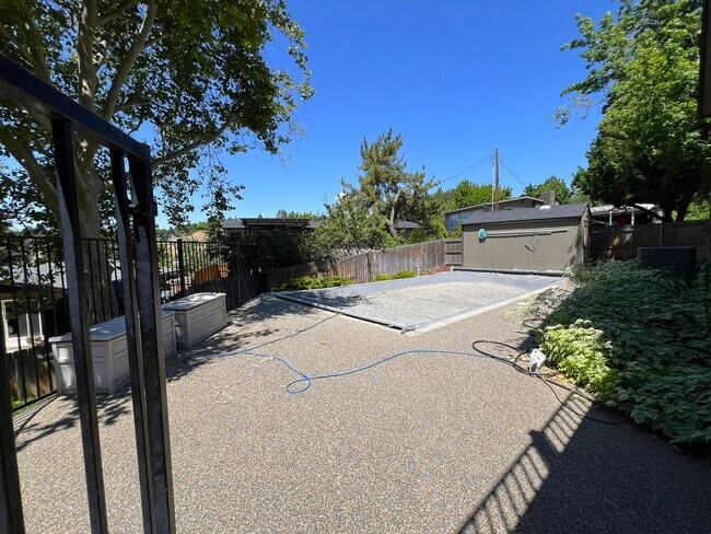 Building Photo - Fantastic 4 bed 3 bath home in the Highlan...