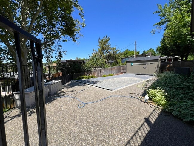 Building Photo - Move-In Special, $200 Off 1st Months Rent!...