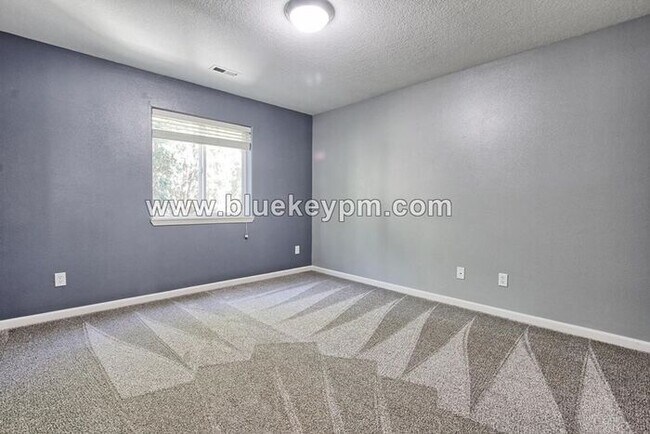 Building Photo - 3 Bed, 2.5 Bath Townhome Near Orchards Fre...