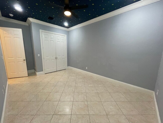 Building Photo - ANNUAL RENTAL - 3 BEDROOM + DEN/ 3 BATH SP...