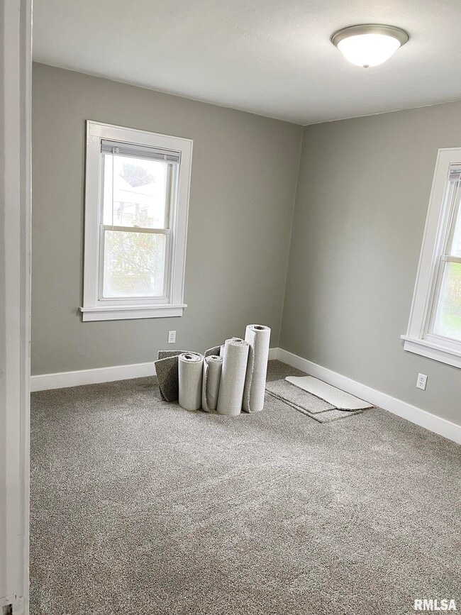 Building Photo - 303 Central St