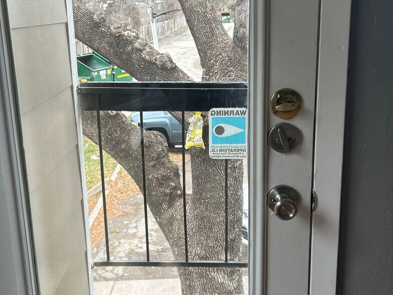 Building Photo - Room in Apartment on West Loop