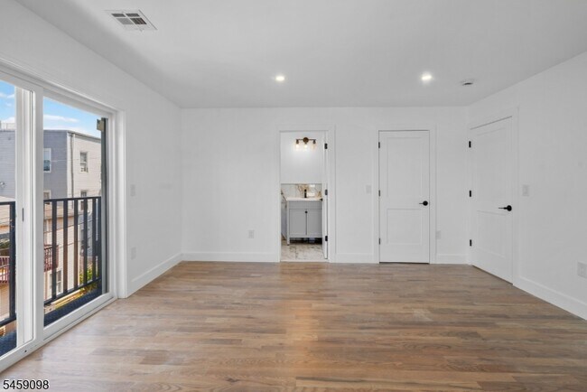 Building Photo - 144 N 14th St