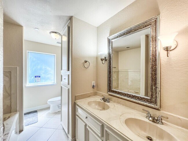 Building Photo - 5715 Ladonia St