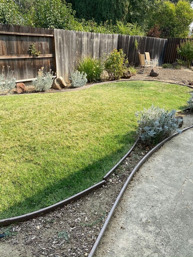 Building Photo - Lovely Updated Duplex in Quiet Neighborhood