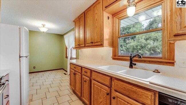 Building Photo - 3 bedroom, 1.5 bath, 2 car garage - Great ...