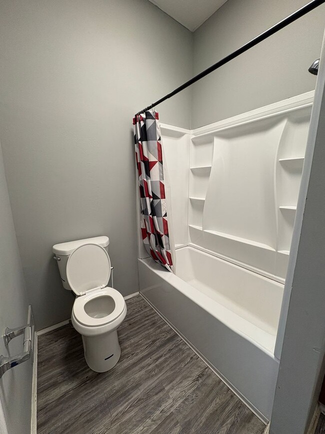 Building Photo - Spacious main level apartment in gorgeous hisotrical house!