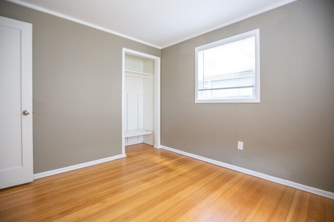 Building Photo - ** 2 Bedroom SE Portland Home Available No...