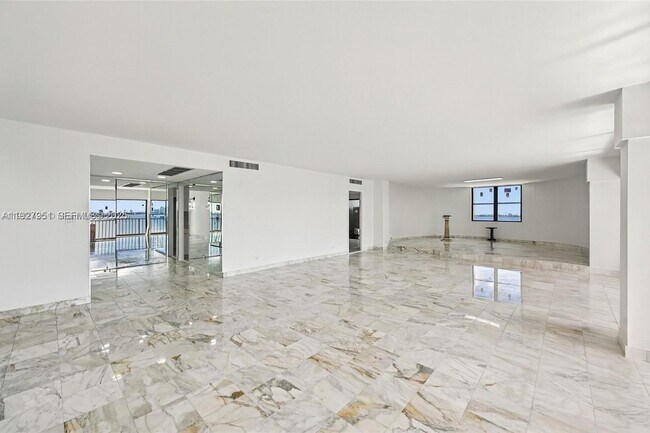 Building Photo - 1800 NE 114th St