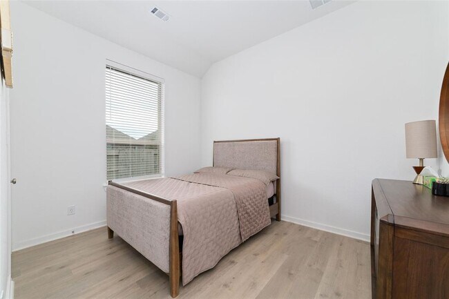 Building Photo - 2006 Elm Grv Ct