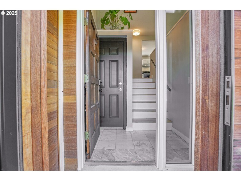 Building Photo - 8325 SW Terwilliger Blvd