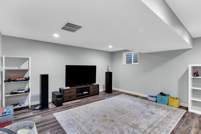 Building Photo - 2 story 4 bedroom 3.5 bath