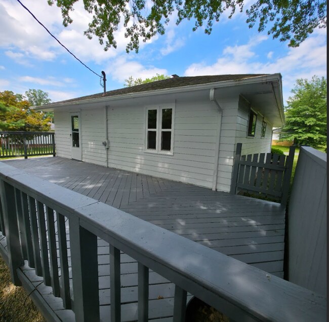 Building Photo - Single Family Home 3 beds 1 bath Available...