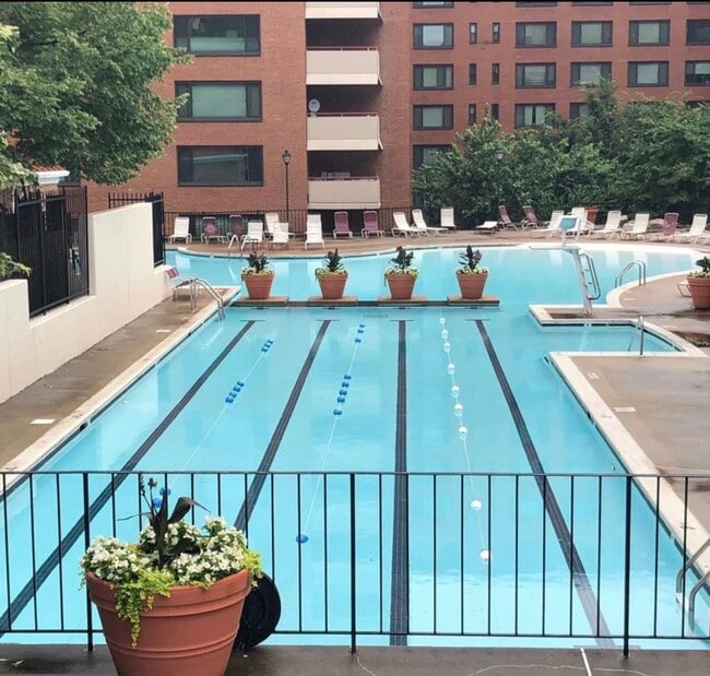 Building Photo - 1111 Arlington Blvd