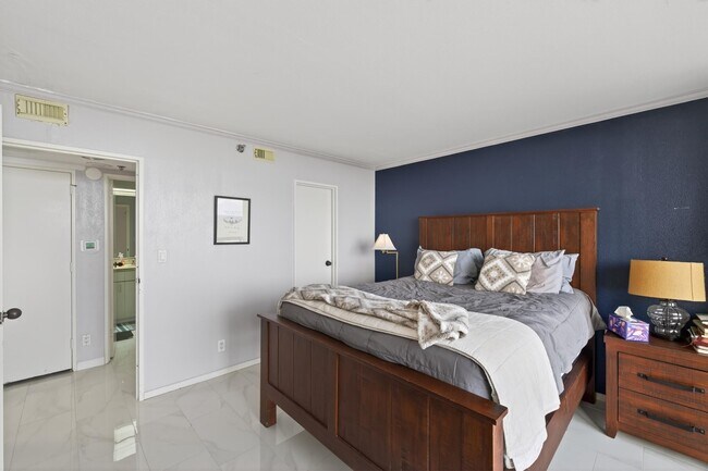 Building Photo - 5220 Seawall Blvd