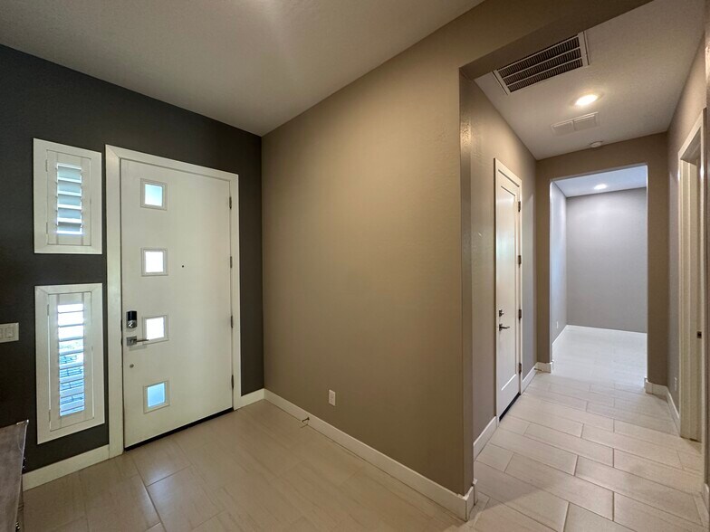 Building Photo - 1140 E Cherrywood Pl