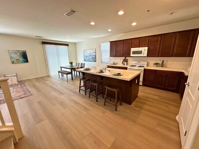 Building Photo - Stunning 4 Bedroom, 3 Bath Questa Home