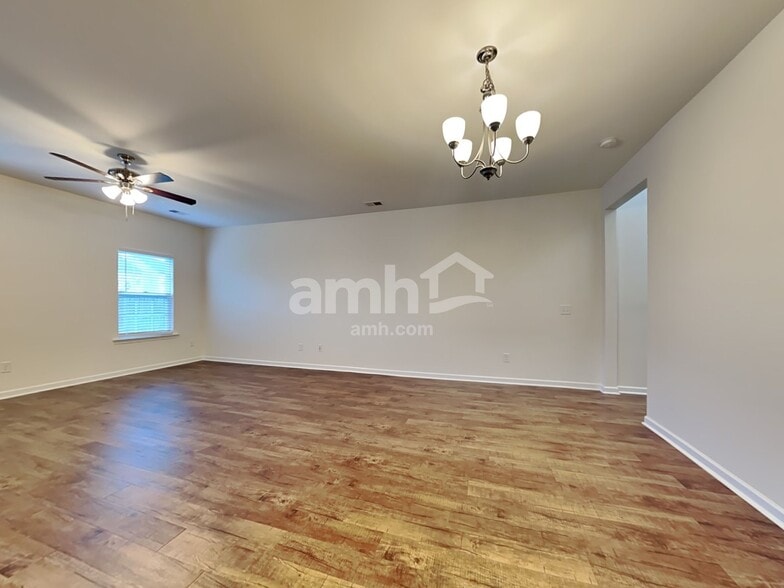 Building Photo - 636 Redbud Ln
