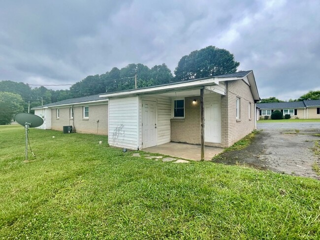 Building Photo - This lovely 2 bedroom 1 bath duplex is located in Stanley off Sifford Rd.