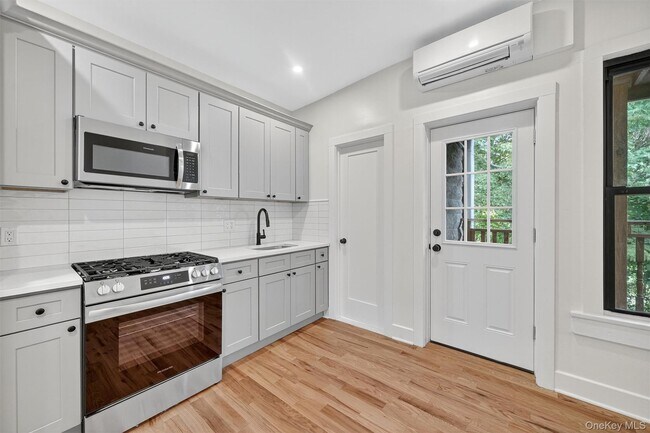 Building Photo - 79 Main St