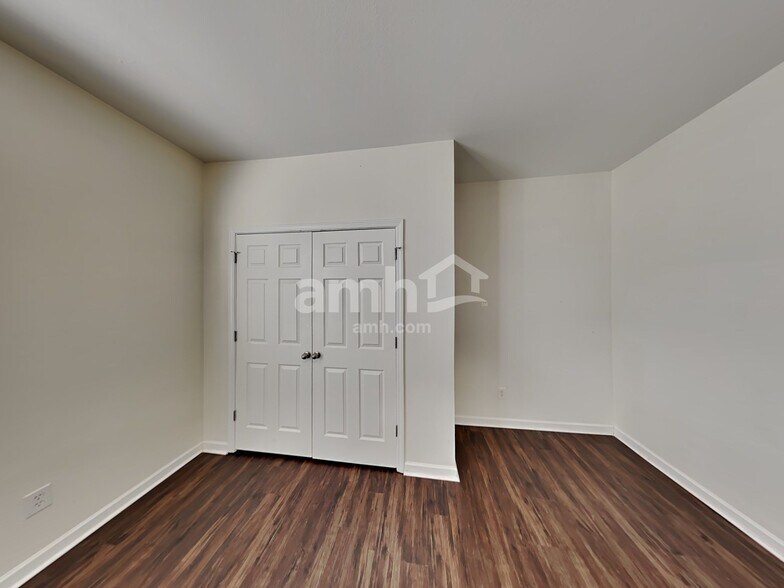 Building Photo - 192 Greenview Dr