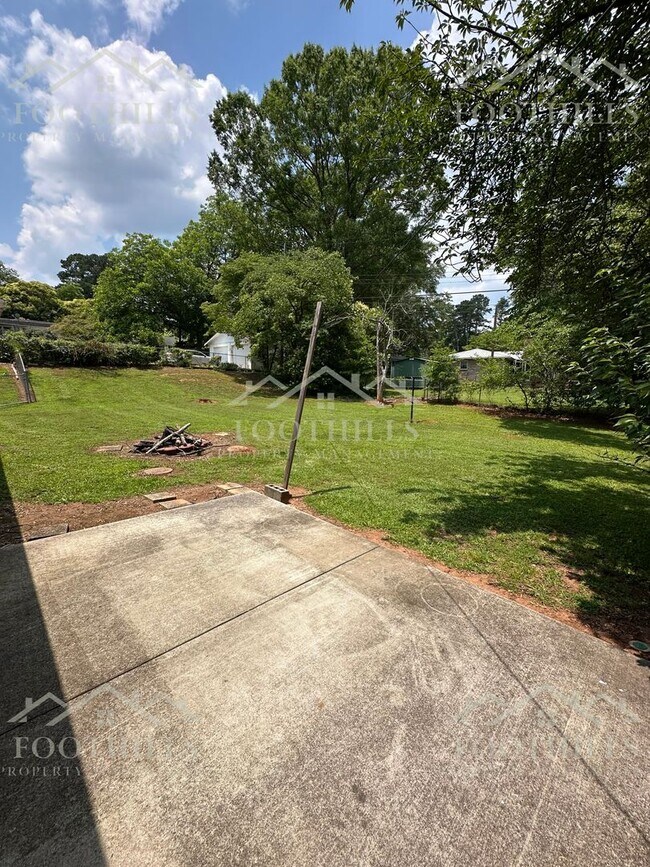 Building Photo - Live Steps Away from Anderson University –...